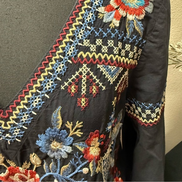 Johnny Was Workshop Embroidered Boho V Neck Cotton Top Size Small - Picture 2 of 8